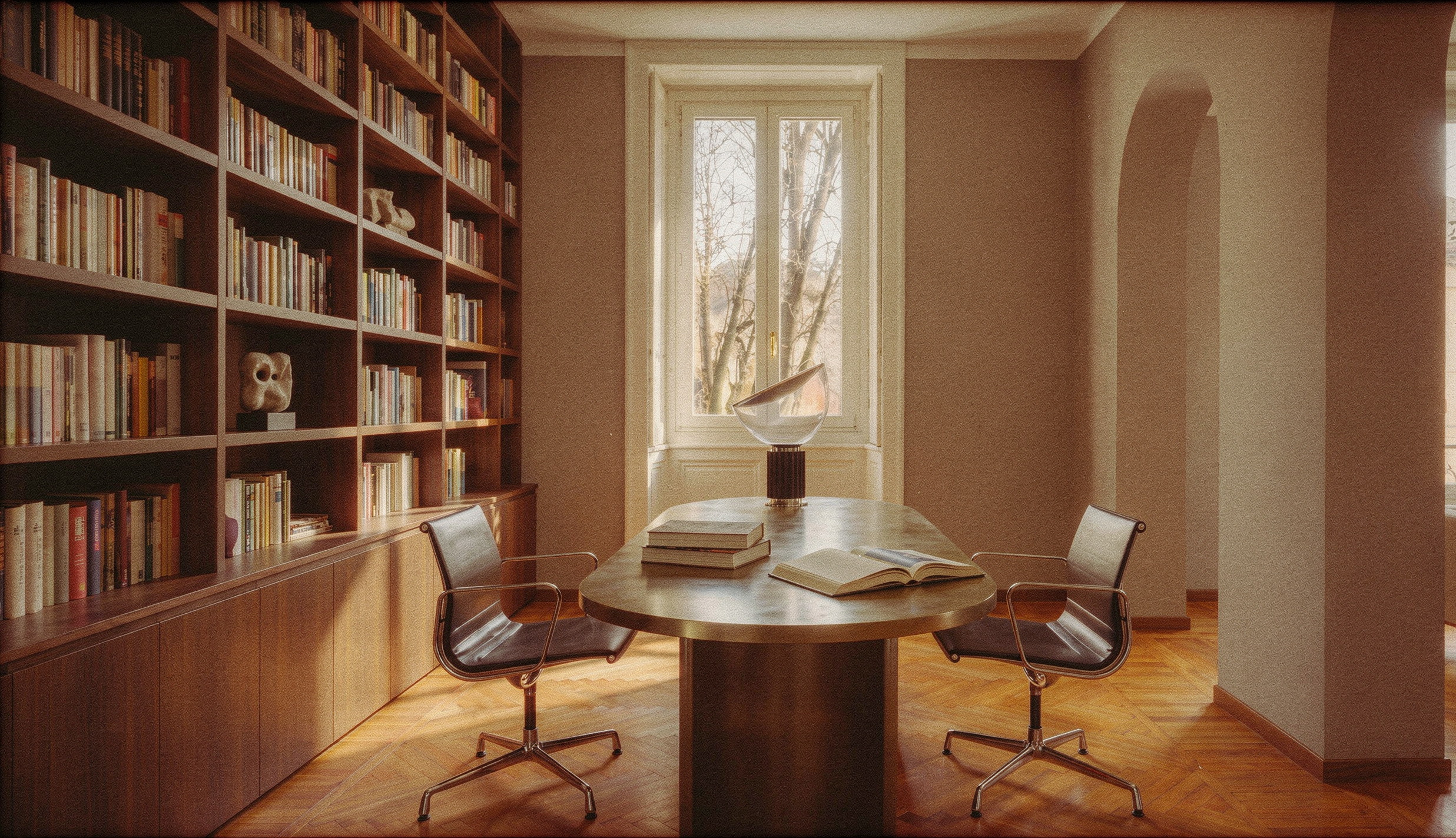 Studio con tavolo Blevio di Ignazio Gardella e libreria a parete in palissandro
