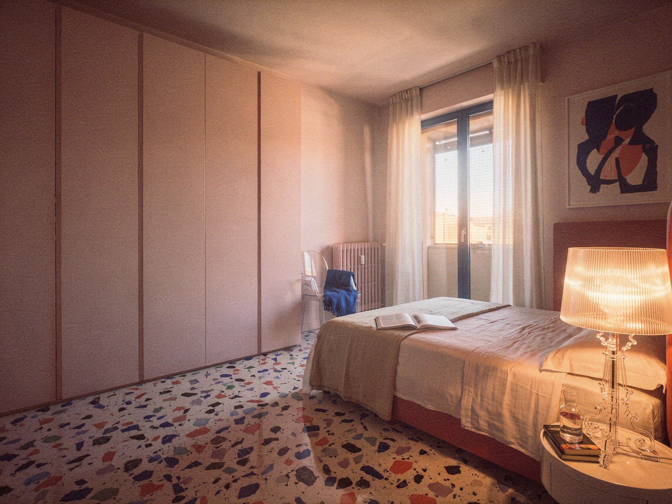 Camera rosa con letto in velluto corallo, lampada Bourgie e poltroncina Louis Ghost di Kartell